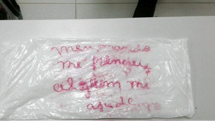 Vítima de cárcere privado pede ajuda por bilhetes e marido acaba preso em SC